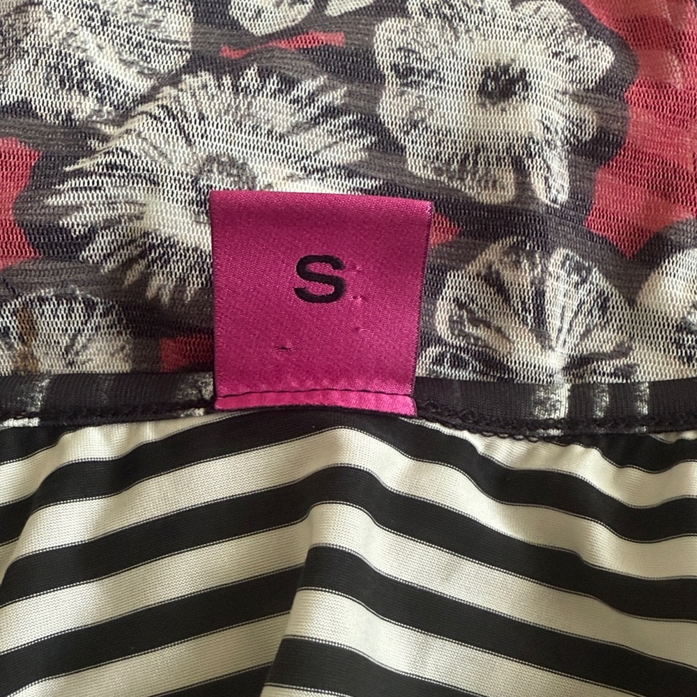 SAVE THE QUEEN Designer Black & White Striped Floral Mesh Open Shoulder Top S - Picture 8 of 13